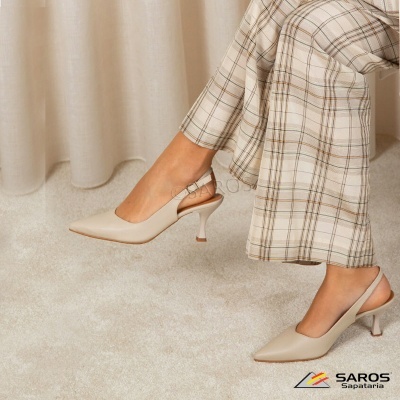 Sapatos de salto médio bege com bico fino e calças xadrez