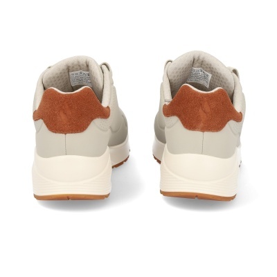 Ténis brancos com detalhe em camurça castanha no calcanhar em fundo branco