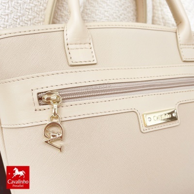 Mala Cavalinho bege com detalhes em pele e fecho dourado