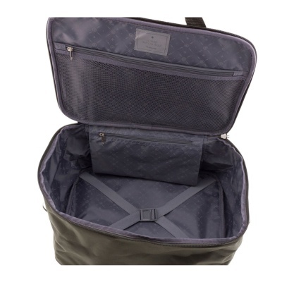 Mala de viagem aberta com interior cinza escuro e bolsos.