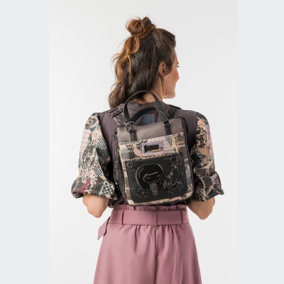 Mochila padrão geométrico bege, preto e castanho com desenho e palavra Relish