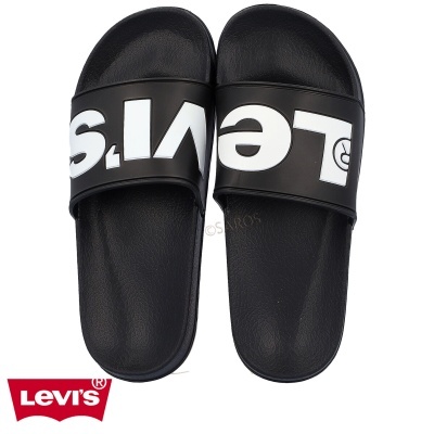 Chinelos slides pretos com logotipo branco LEVI'S na faixa superior.