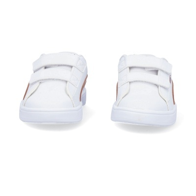 Par de sapatilhas brancas com tiras em velcro e detalhe castanho