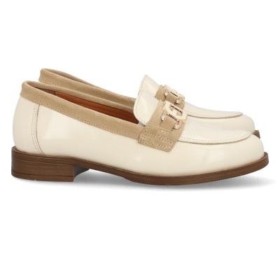 Par de mocassins creme com fivela dourada e acabamento em camurça