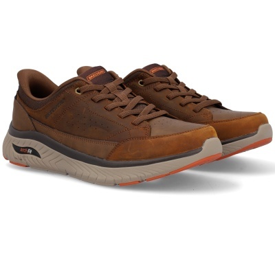 Ténis Skechers castanhos com sola cinza clara e detalhes laranja.