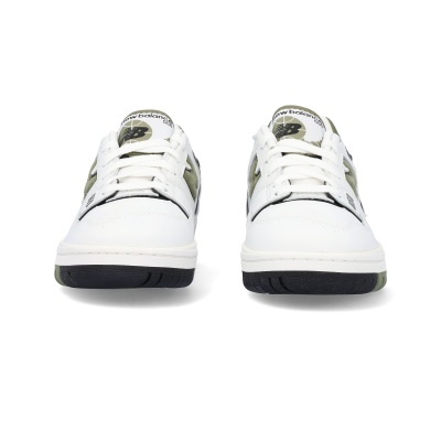 Par de ténis brancos New Balance com solas pretas e detalhes cinzentos