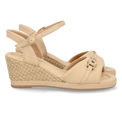 Sandálias de cunha bege com tiras em couro sintético e sola trançada de ráfia