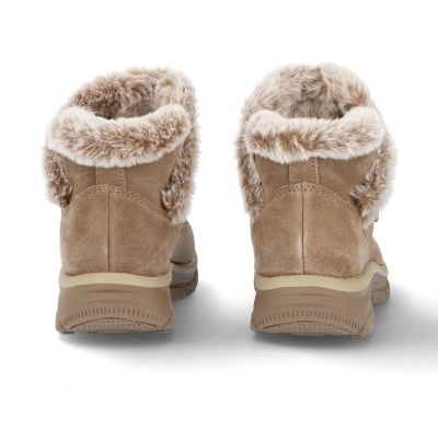 Botas castanhas com pelo sintético bege claro no topo vistas de trás