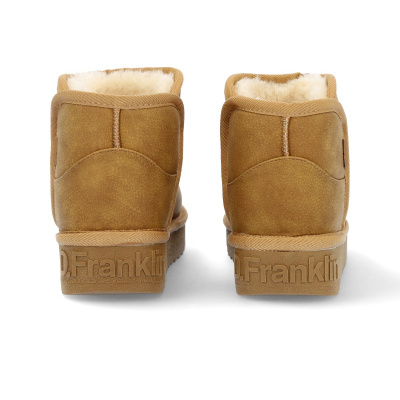 Bota castanha com pelo creme e texto D.Franklin na sola, vista de trás.