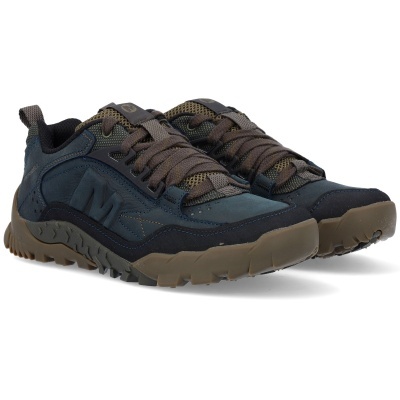 Sapatilhas de caminhada azuis e castanhas com sola castanha e letra M na lateral