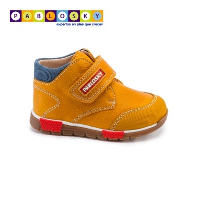 Sapato infantil amarelo Pablosky com velcro e sola castanha com detalhes vermelhos