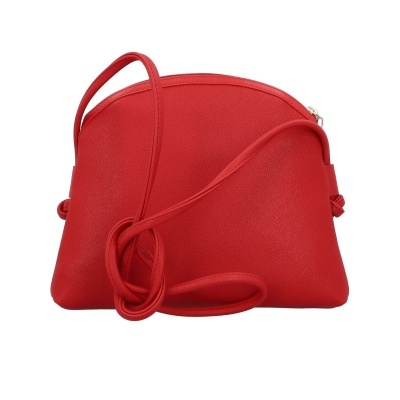 Carteira vermelha com alça enrollada sobre fundo branco