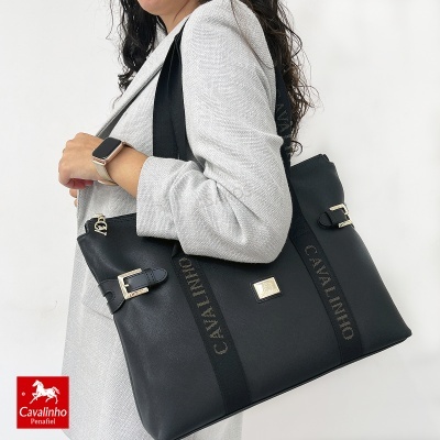 Mala de ombro preta com detalhes dourados e alças com texto CAVALINHO