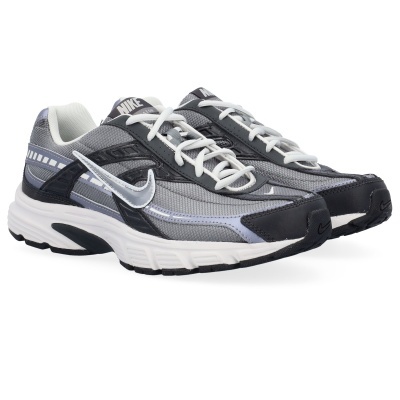 ténis desportivos Nike cinzentos com detalhes pretos e brancos