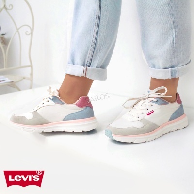 Ténis Levis brancos com detalhes coloridos usados com calças de ganga claras