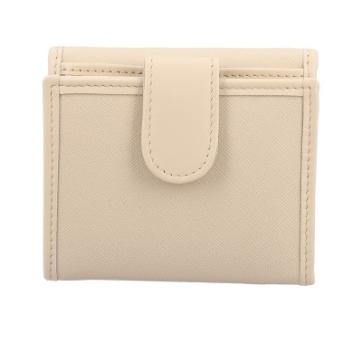 Carteira bege de senhora com fecho de aba e textura rugosa