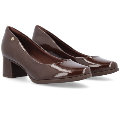 Sapatos de salto médio em verniz castanho