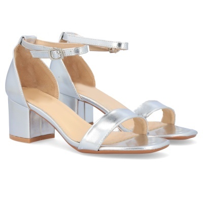 Sandálias prateadas de salto médio com tiras e fecho de fivela