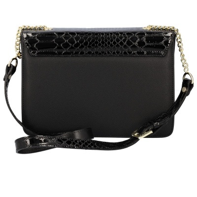 Carteira preta com detalhe em couro com padrão de pele de cobra e alça com corrente dourada