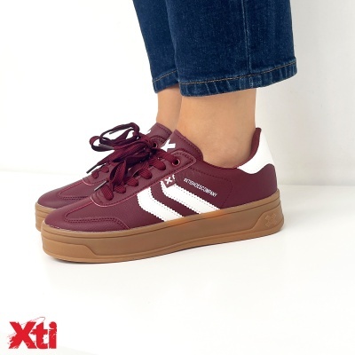 Ténis Xti vinho com riscas brancas e sola castanha