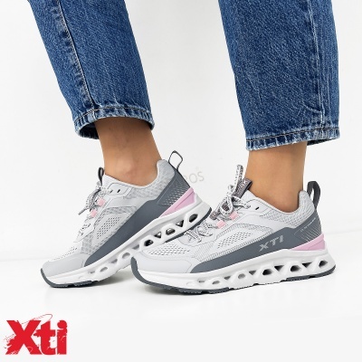 Ténis de corrida XTI em cinzento e rosa com sola branca e detalhes perfurados
