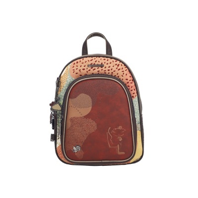 Mochila pequena colorida com padrão artístico e detalhes decorativos