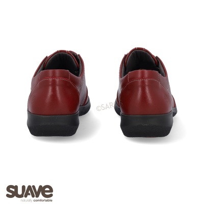 Par de sapatos vermelhos de couro com sola preta vistos de trás
