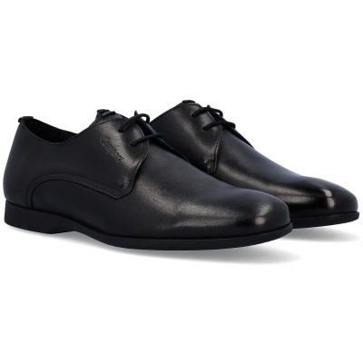 Sapatos sociais pretos de pele com atacadores pretos