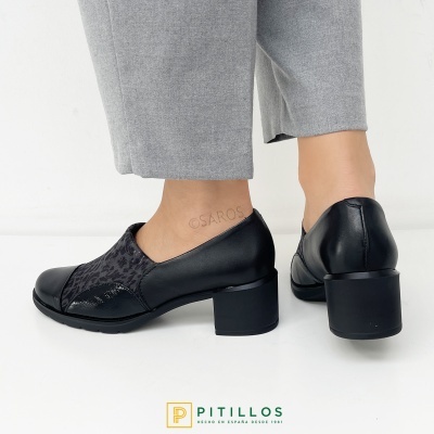 Sapatos pretos de salto médio com calças cinzentas