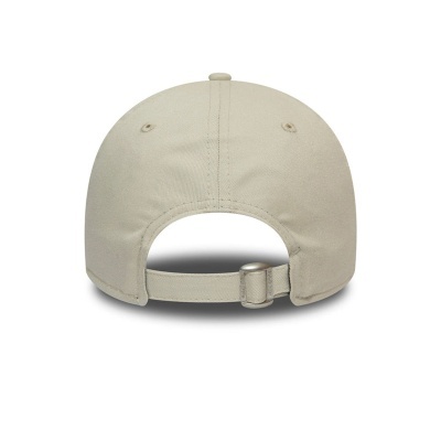 Chapéu bege baseball cap visto de trás com tira ajustável e fivela metálica.