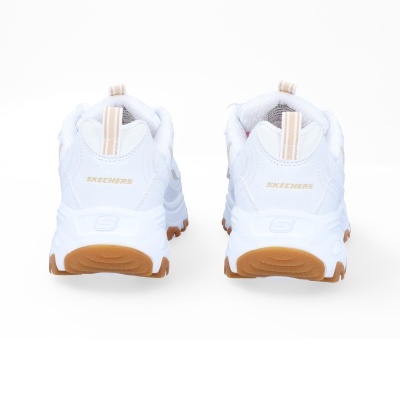 Sapatilhas brancas Skechers vistas de trás com sola castanha e logo da marca