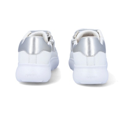 Sapatilhas brancas com detalhes prateados e solado branco grosso vista traseira