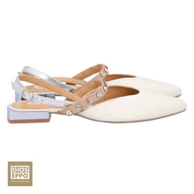 Sapatos femininos brancos com tiras prateadas e tachas