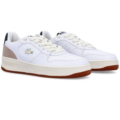 Sapatilhas brancas Lacoste com logo do crocodilo e sola castanha.