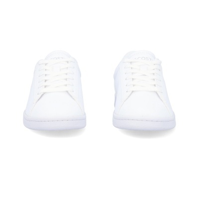 Par de sapatilhas brancas simples com atacadores e sola branca