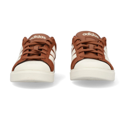 Sapatilhas Adidas castanhas e brancas com atacadores castanhos e riscas laterais brancas