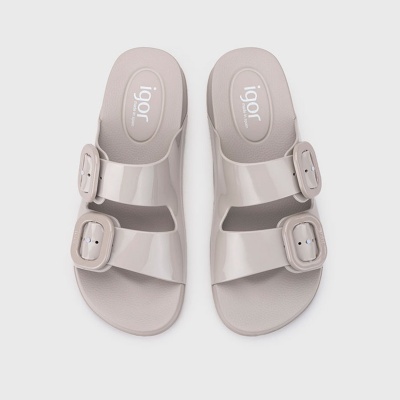 Par de chinelos de plástico bege claro com fivelas