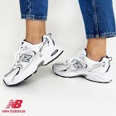 Ténis New Balance brancos com detalhes em preto e cinzento