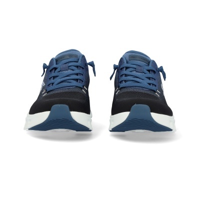 Par de sapatilhas desportivas azuis e pretas com sola branca