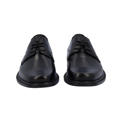 Sapatos sociais masculinos pretos com atacadores sobre fundo branco