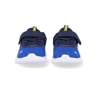Sapatilhas infantis azuis e azul escuro com sola branca e etiqueta PUMA amarela