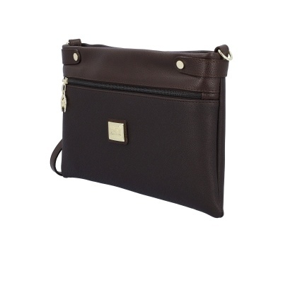 Mala pequena castanha escura em pele sintética com fecho de correr e placa metálica