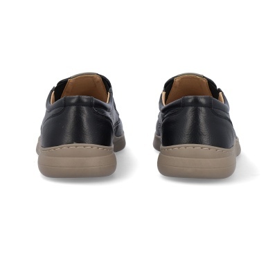 Sapatos pretos de couro com solas castanhas vistos de trás