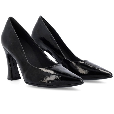 Sapatos de salto alto pretos em verniz com bico fino