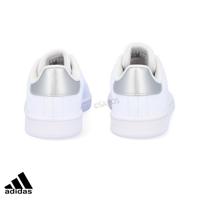 Sapatilhas Adidas brancas com detalhe prateado vistas de trás