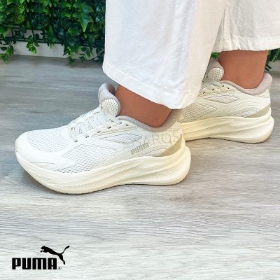 Ténis Puma creme com sola branca e detalhes de malha