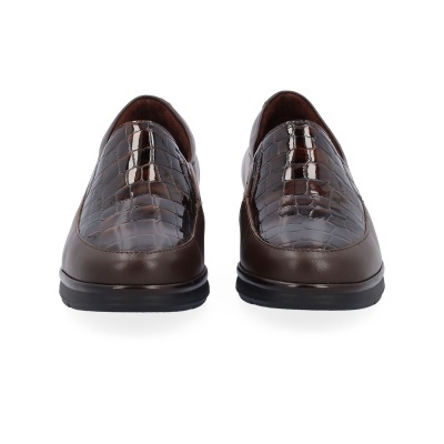 Sapatos masculinos tipo mocassim castanhos de pele brilhante com textura de pele de crocodilo