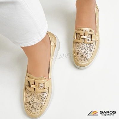 Sapatos mocassins dourados com textura perfurada e detalhe decorativo