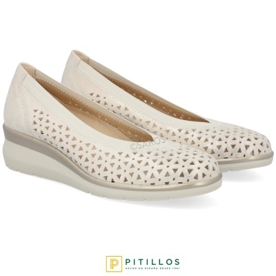 Sapatos de cunha bege claro com padrão de recortes triangulares da marca Pitillos