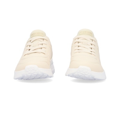 Sapatilhas bege claro com sola branca em fundo branco